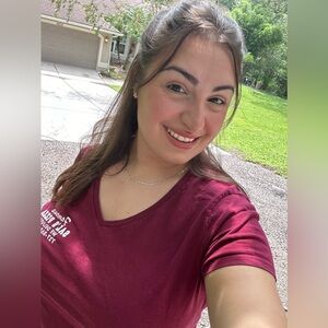 Meet your Posher, Sammie🍕👩🏽